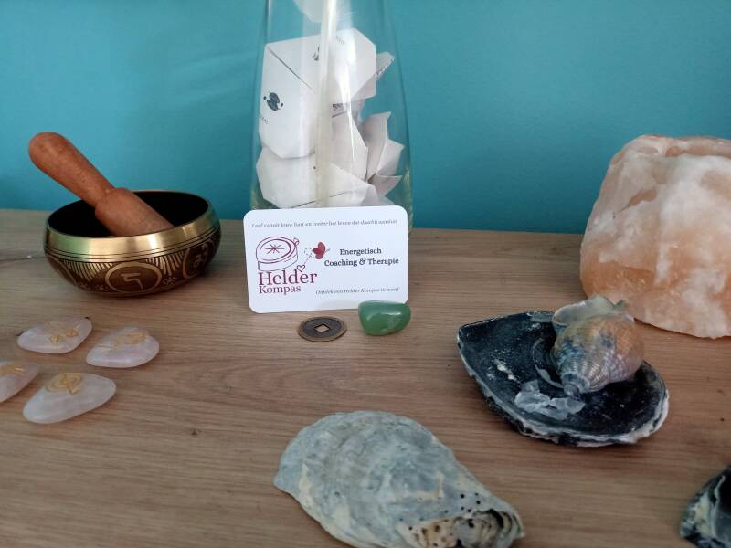 "Ontdek je innerlijk kompas met energetische therapie en coaching. Bij Helder Kompas begeleidt Mirella Helder je op jouw reis naar zelfontdekking en innerlijke balans. Leer hoe energetische therapie helpt bij het opruimen van blokkades, het versterken van