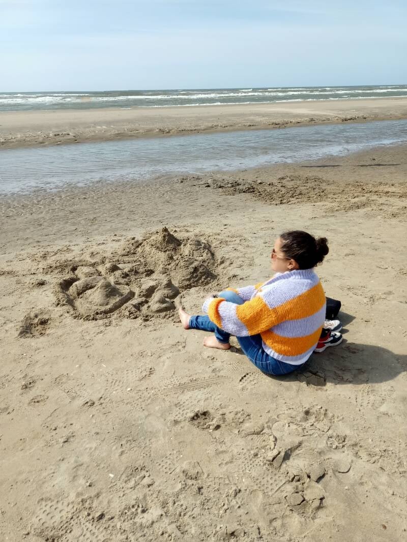 Energetisch Therapeut Mirella Helder aan het genieten van rust en stilte aan zee