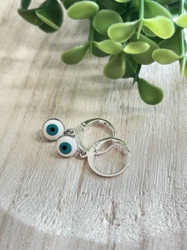 Light blue eye