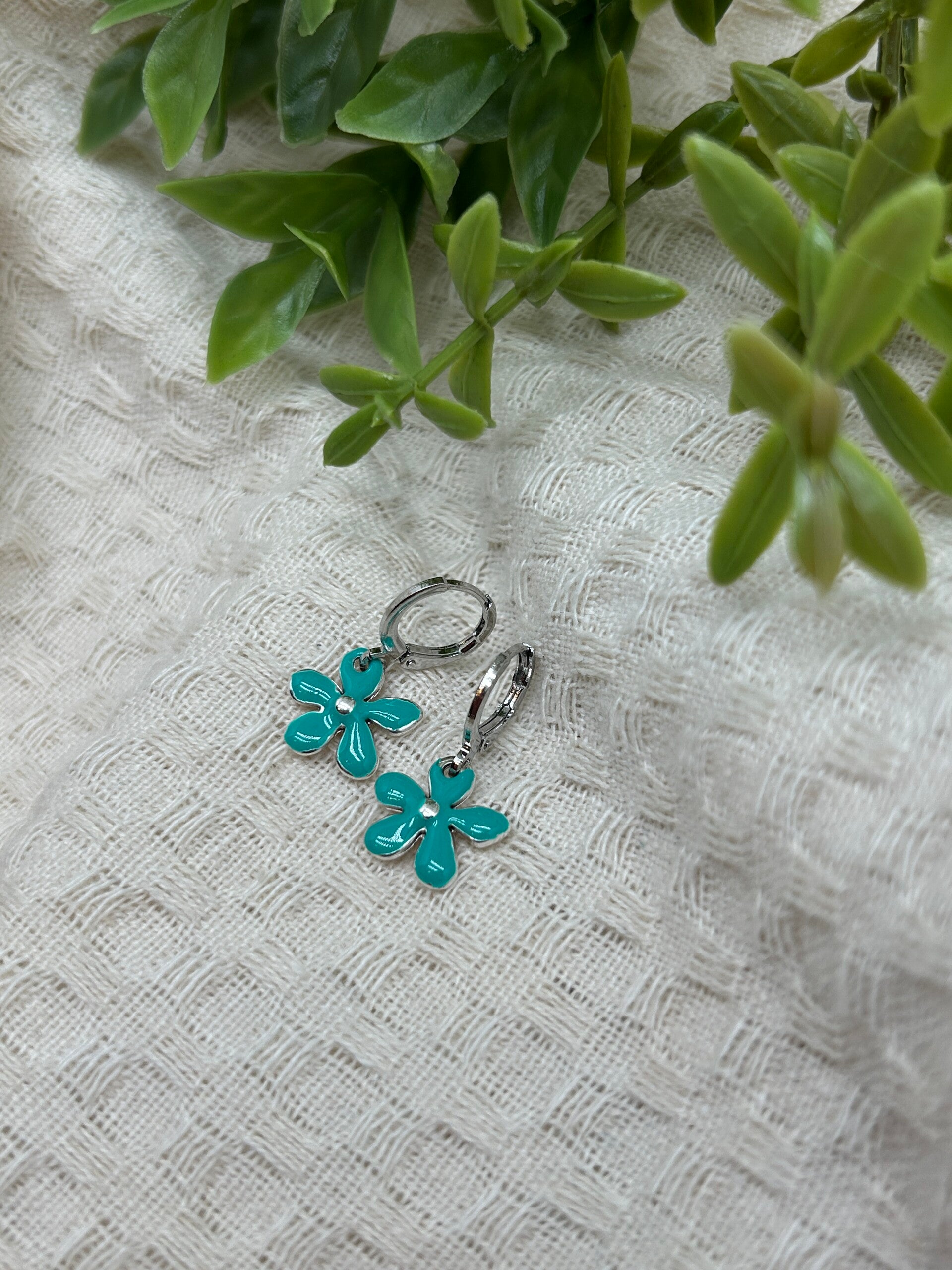 Appelblauwzeegroene bloem met zilver