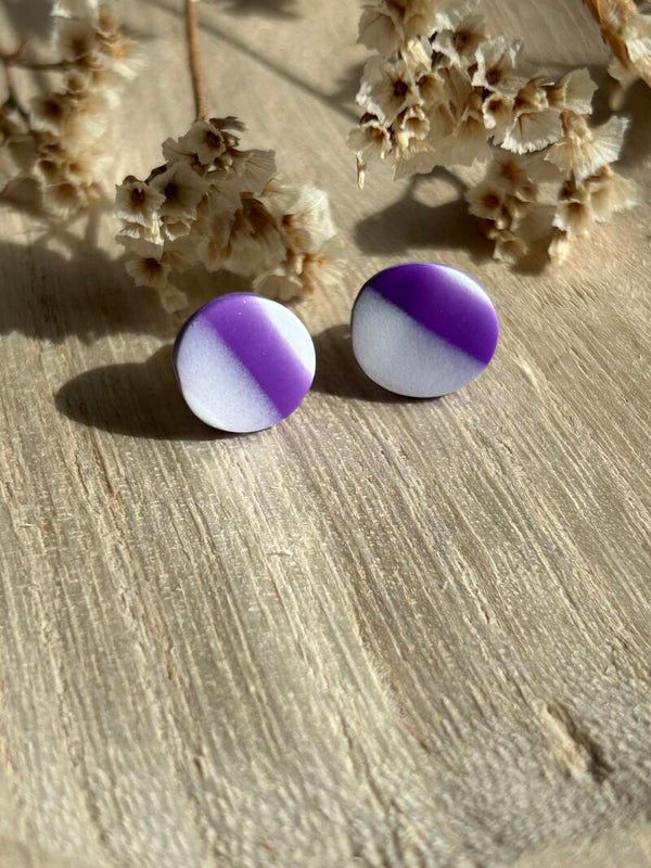 Faded purple-white-lilac stud