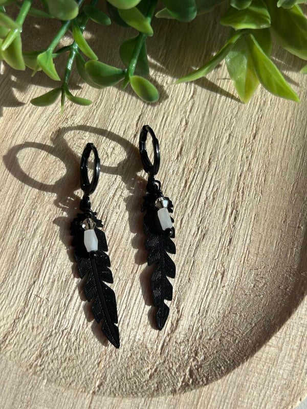 Black feather & white stone
