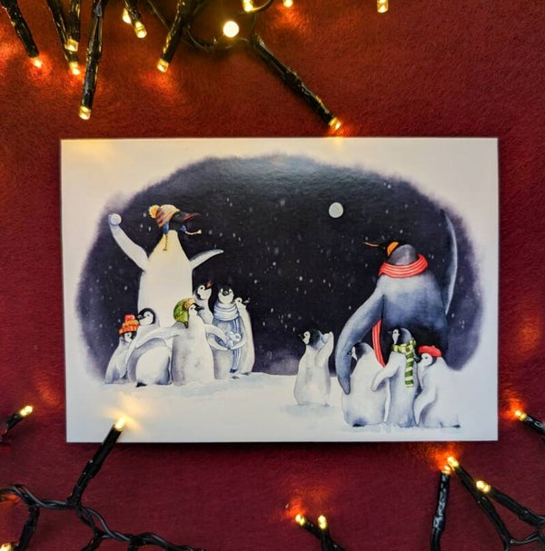 Losse kerstkaart Pinguins met sneeuwballen