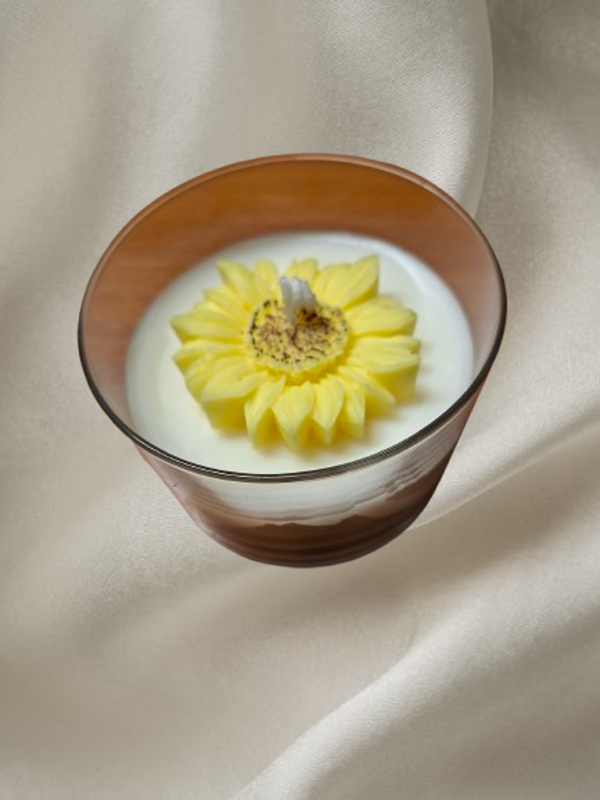 Sunny flower candle