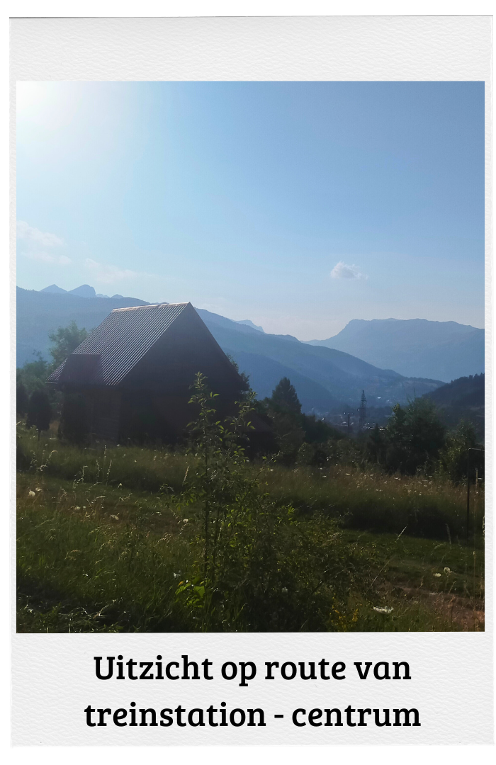 Uitzicht op route van treinstation naar centrum van Kolasin