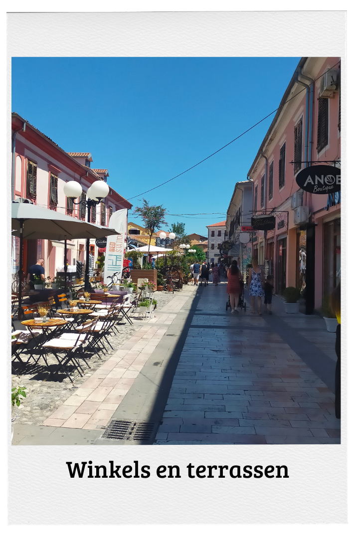 WInkels en terrassen in Shkodër Albanië