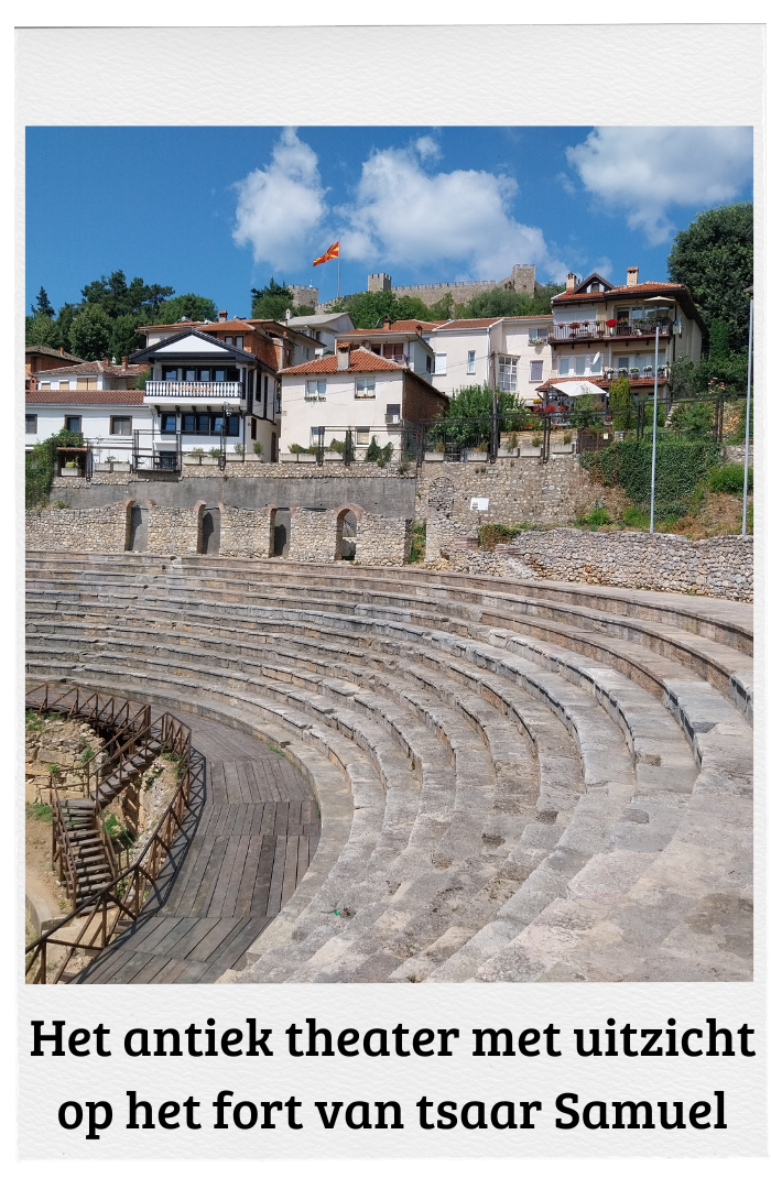 Het antiek theater van Ohrid met uitzicht op het fort van tsaar Samuel