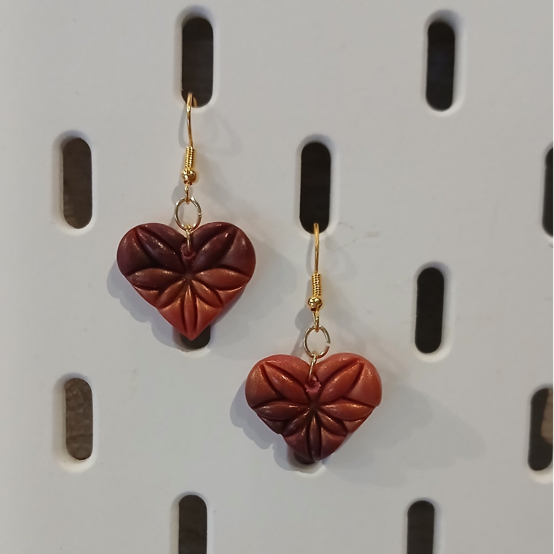 Riippuvat sydämet punainen/mustakultainen koristehile YS11