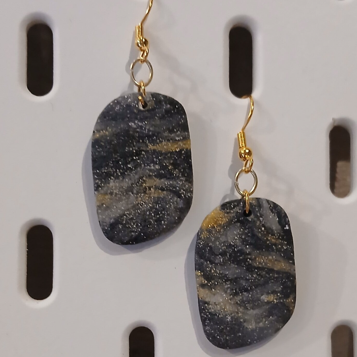 riippuvat korvikset musta/kulta/valkoinen KK08