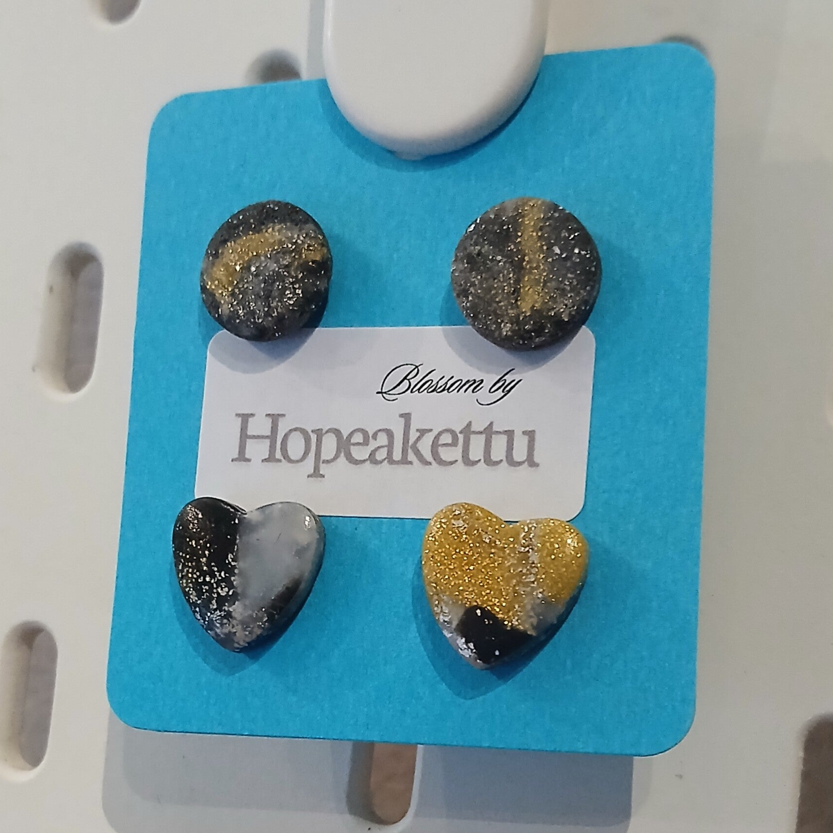 nappikorvikset musta/kulta/valkoinen  NK07