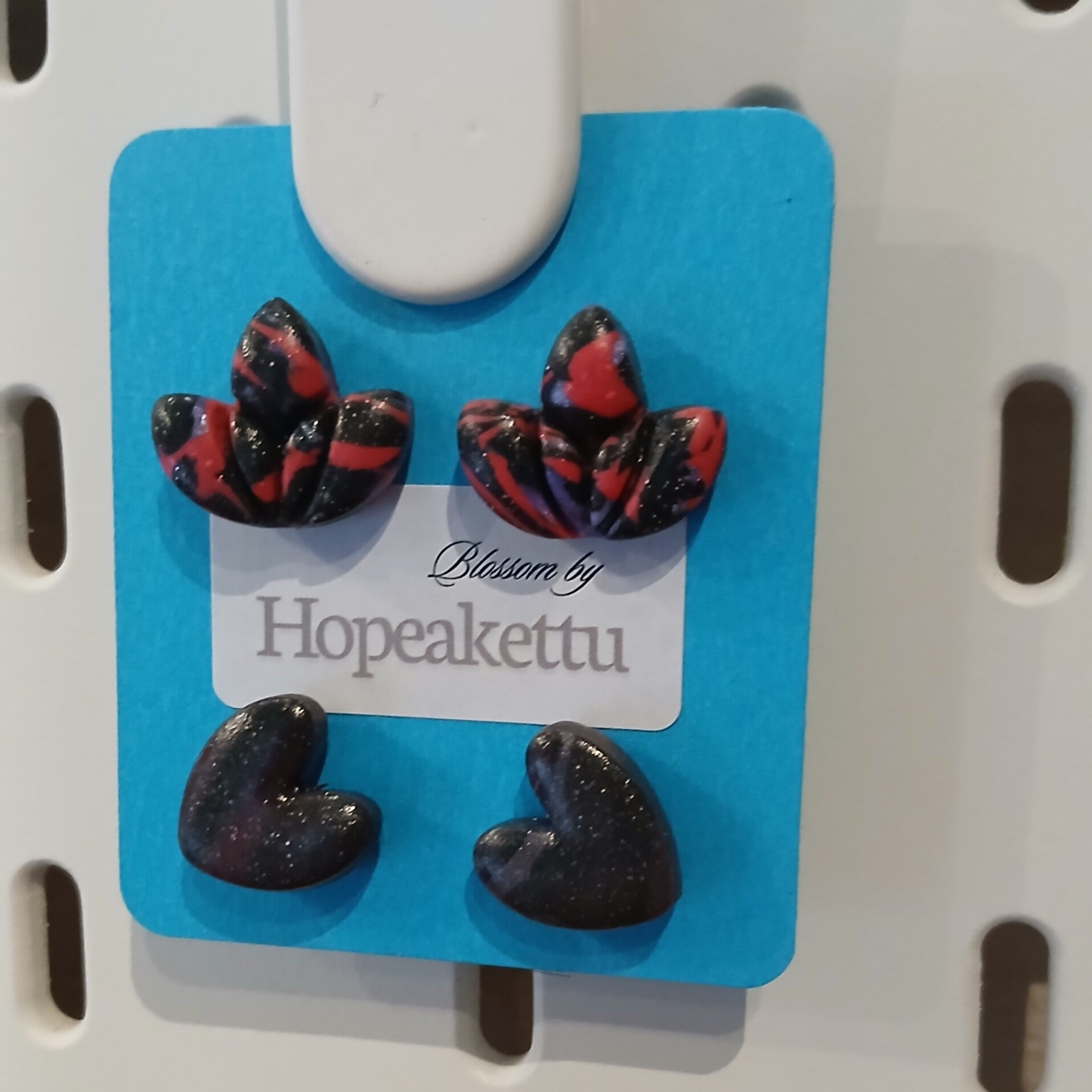 nappikorvikset musta/punaiset NK03