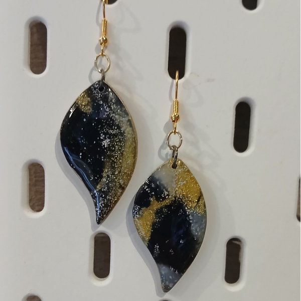 Riippuvat pisarat musta/kulta/valkoinen KK06