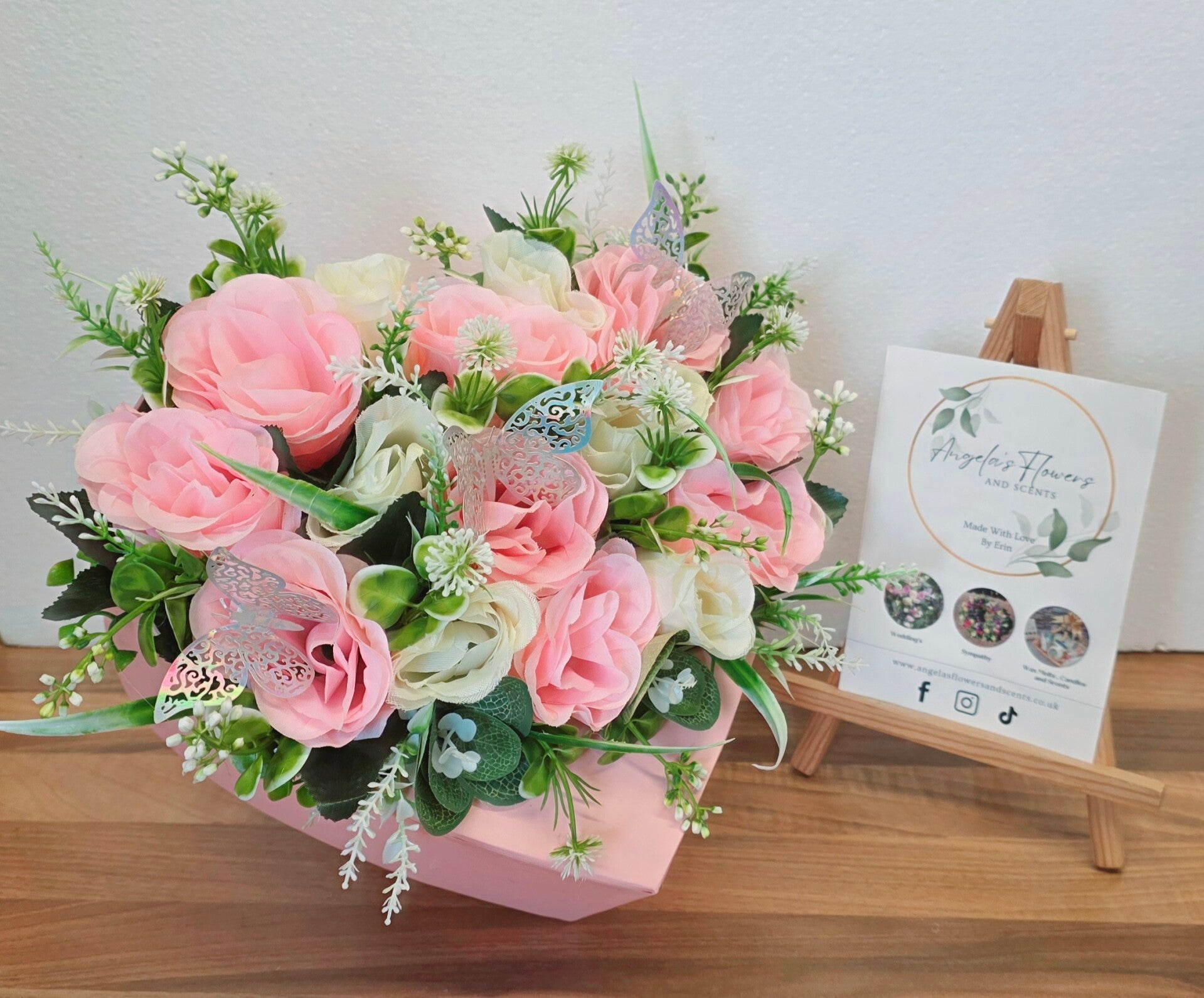 𝗛𝗲𝗮𝗿𝘁 𝗕𝗼𝘅 𝗢𝗻 𝗔 𝗦𝘁𝗮𝗻𝗱 𝗕𝗼𝘂𝗾𝘂𝗲𝘁