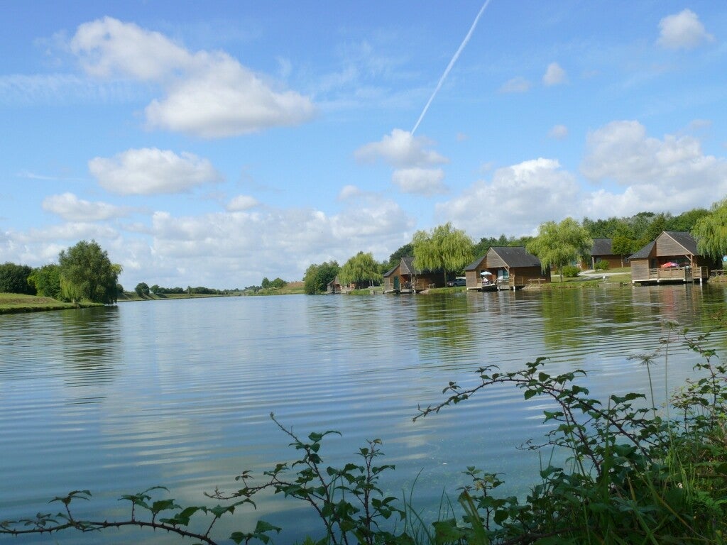 Plan d'eau, pêche, camping, chalet