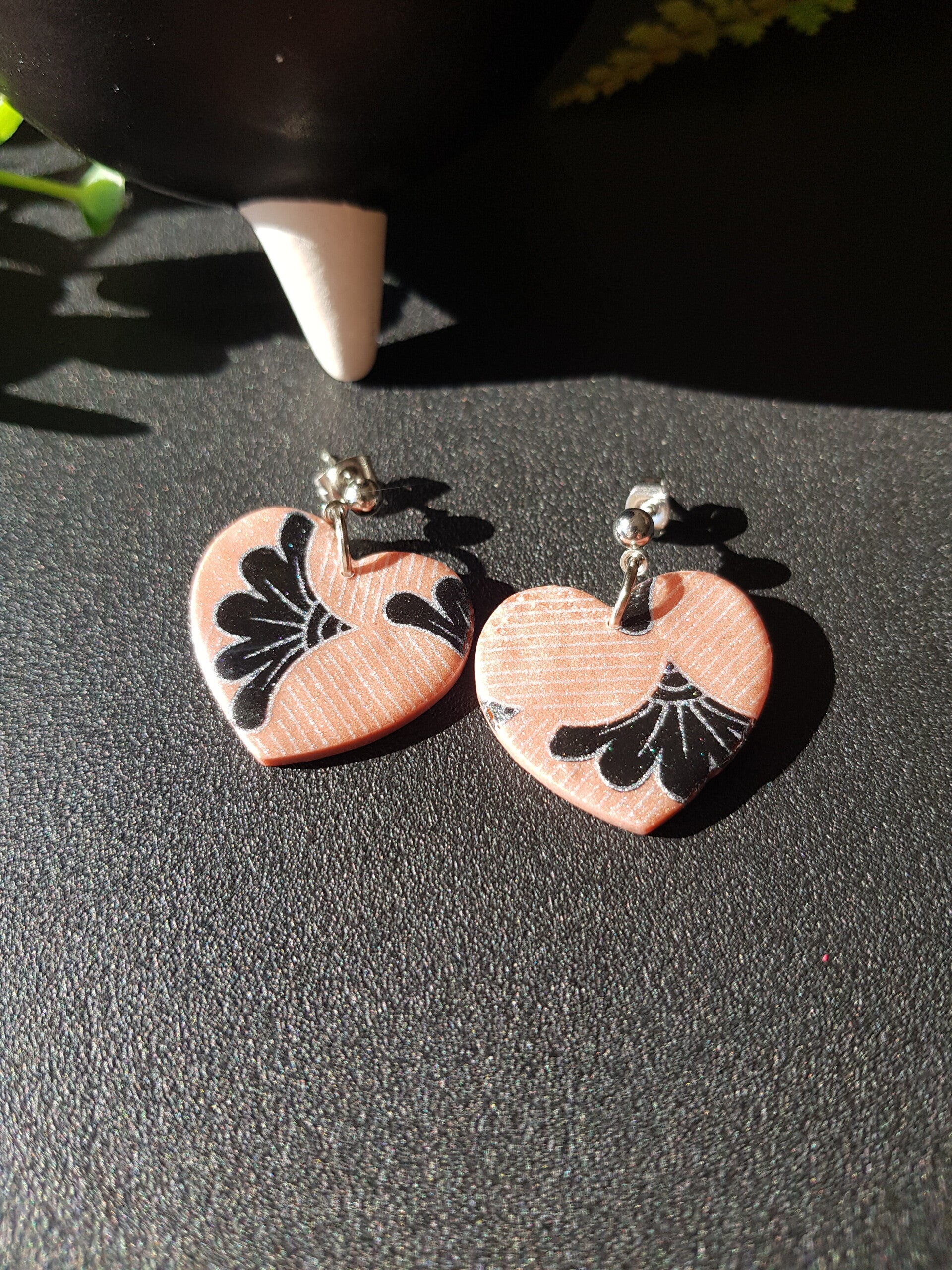 Boucles d'oreilles coeur imitation tissu wax rose et noir,