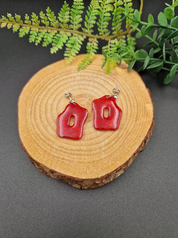 Boucles d'oreilles en résine rouge pailletée