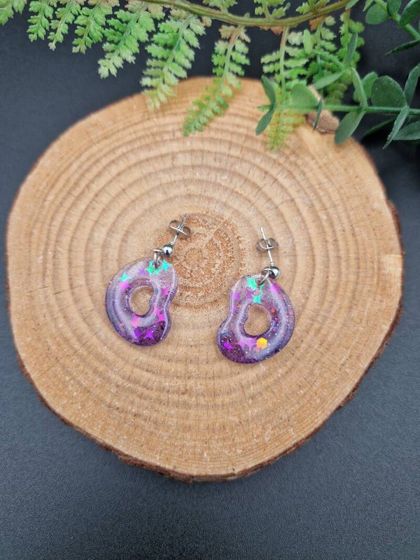 Boucles d'oreilles en résine violette et pailletée