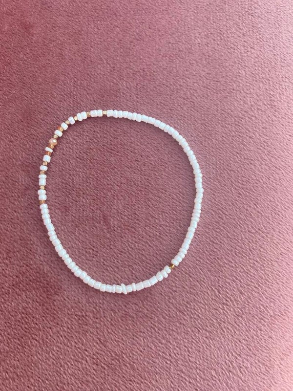 Wikte armband met een roze steentje