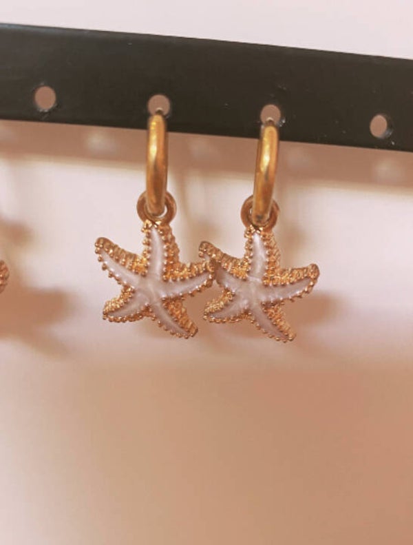 Zeester oorbellen wit