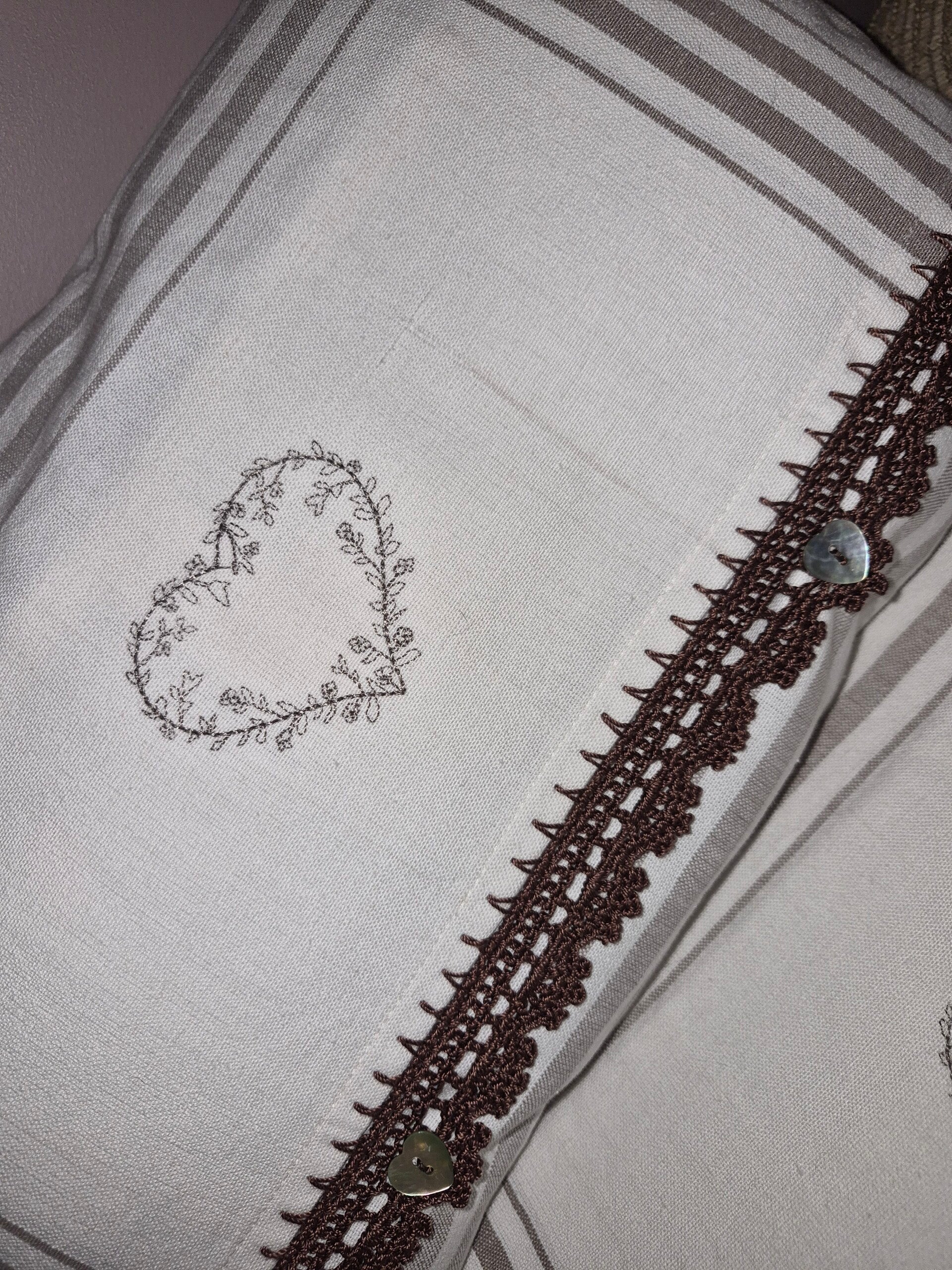 Housse de coussin, coeur chocolat, bordure crochetée main
