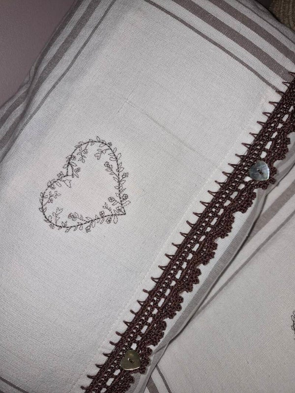 Housse de coussin, coeur chocolat, bordure crochetée main