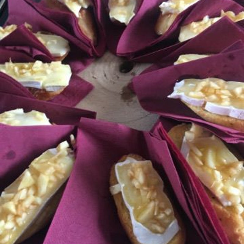 Bruchetta met brie, honing , gebakken appeltjes  € 2,50