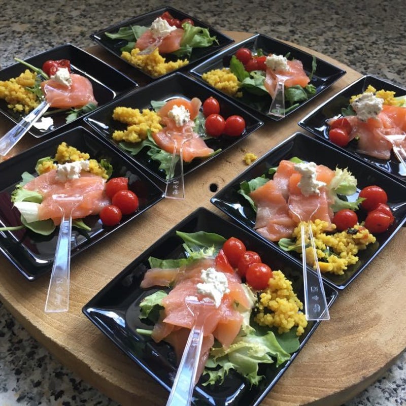 Hapje van zalm taboule kruidenkaas en kaviaartomaatjes. € 3