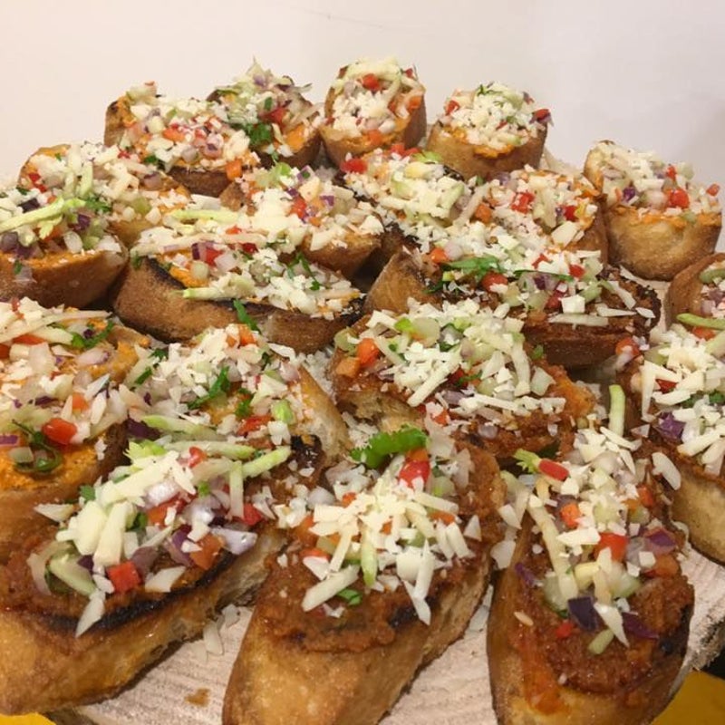 Bruchetta is met tomaten tapenade afgewerkt met parmezaan kaas € 2,5