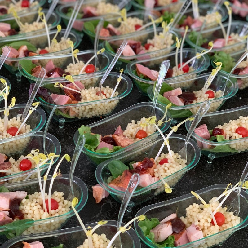 Breydelham met parelcouscous, frisse groentjes en BBQ sausje € 2.5