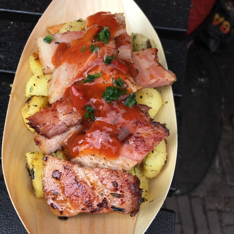 Gebakken krieltjes met gebakken spek en Provençaalse saus € 3