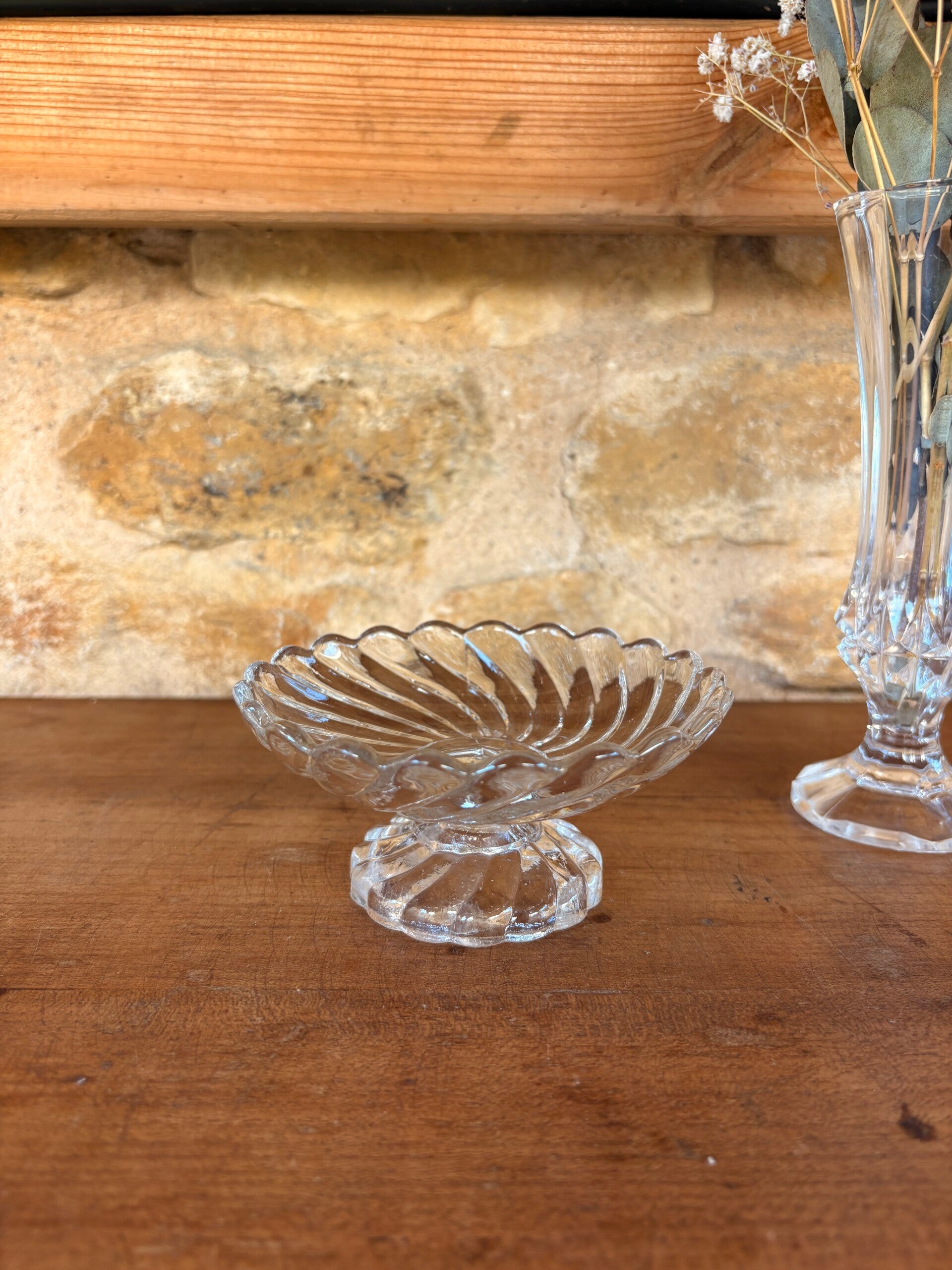 Compotier ancien en verre moulé