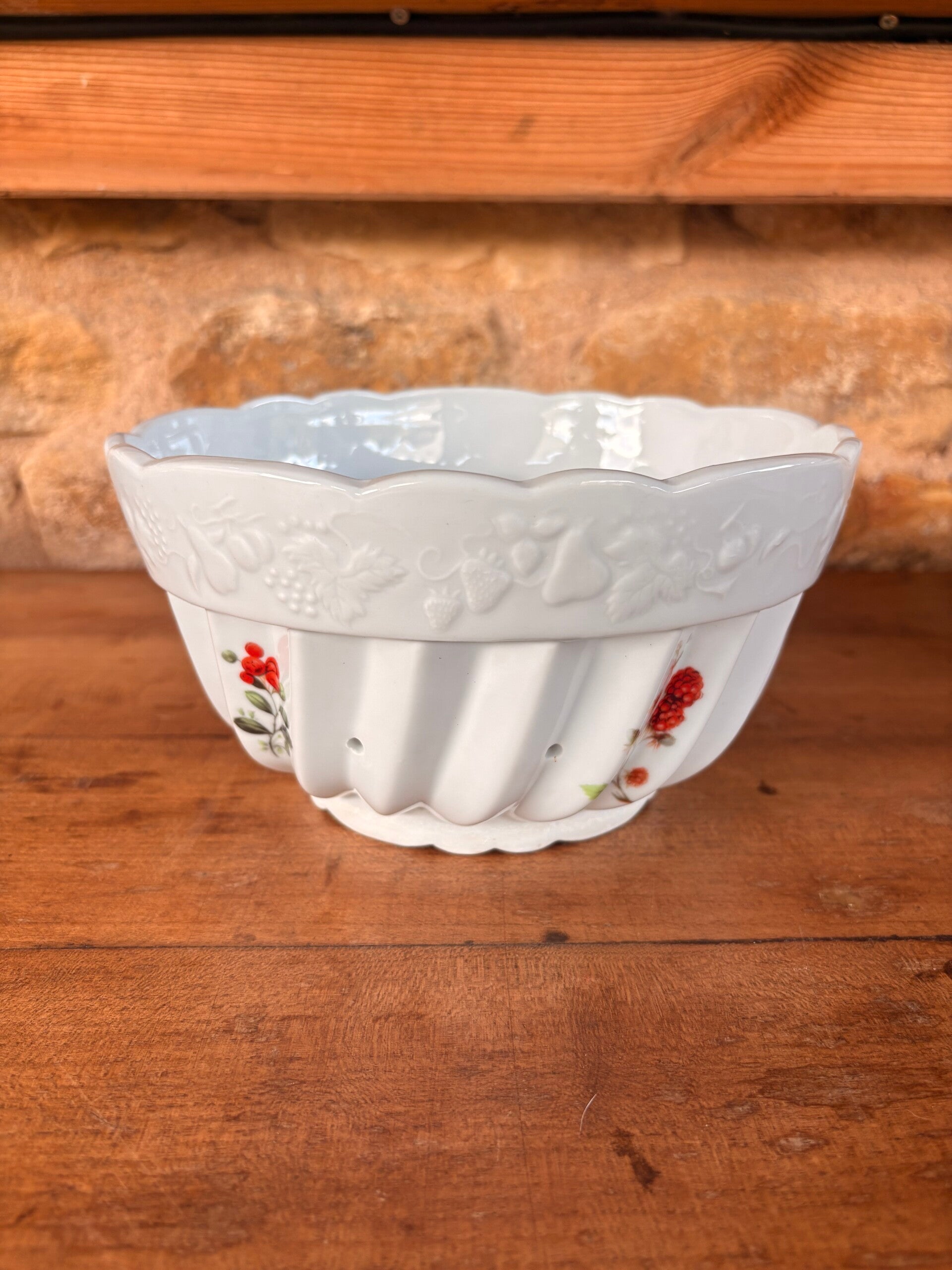 Égouttoir ancien en porcelaine blanche à décor floral