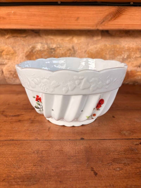 Égouttoir ancien en porcelaine blanche à décor floral