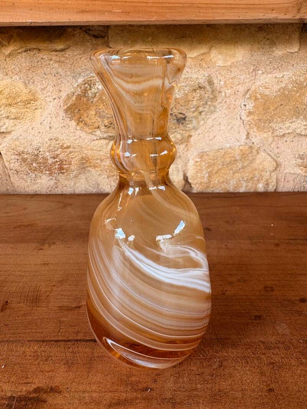 Vase en verre ambré et blanc