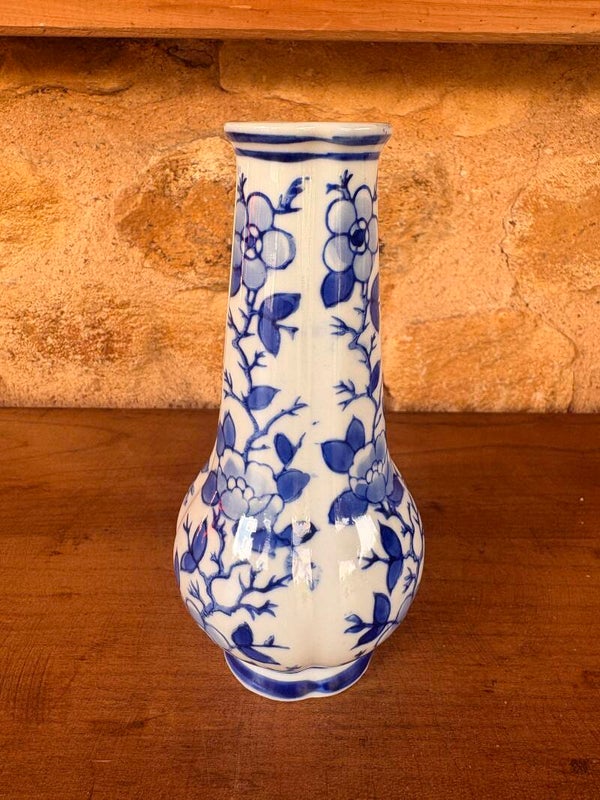 Vase bleu et blanc à décor floral