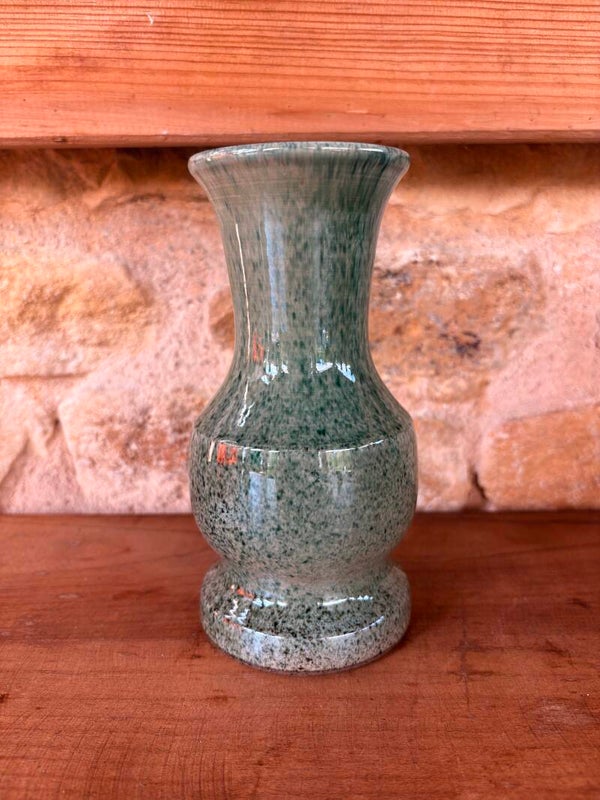 Vase en céramique vert moucheté