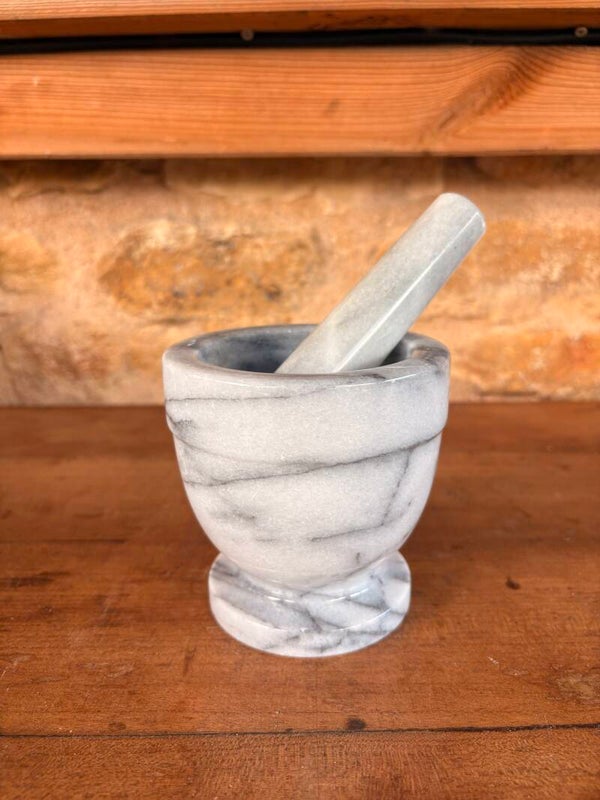 Mortier et pilon en marbre