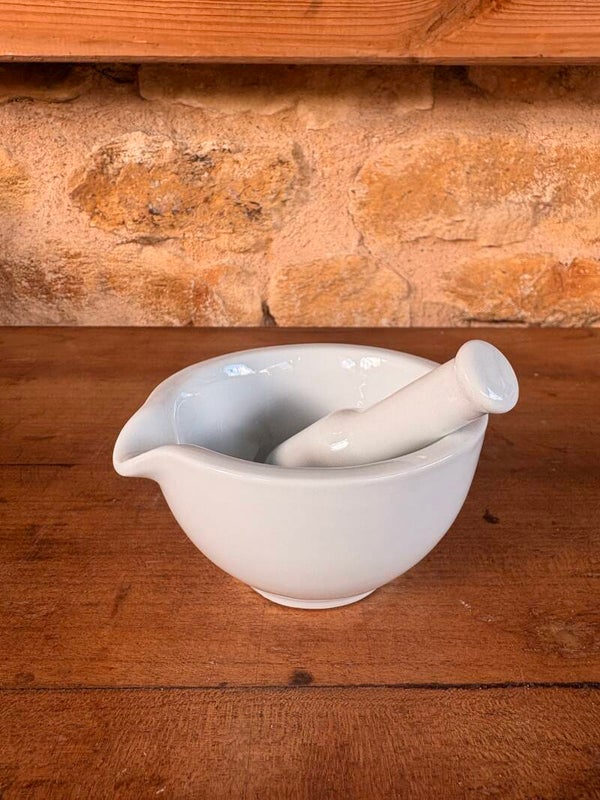 Mortier ancien en porcelaine blanche avec pilon