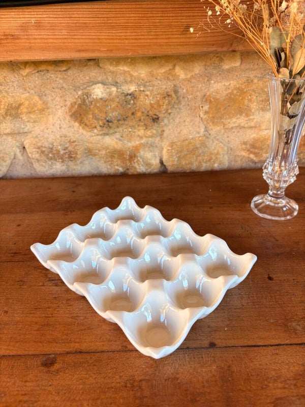 Plat à œufs en porcelaine blanche