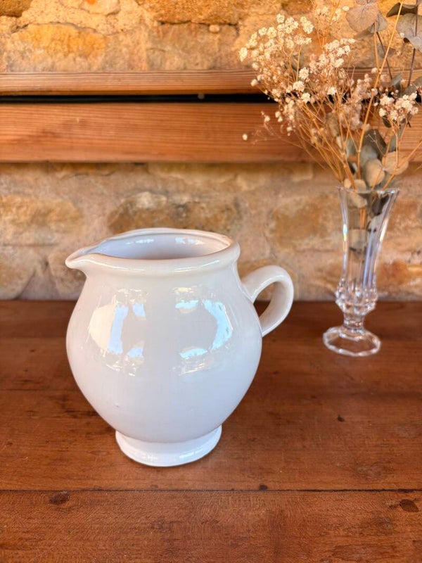 Pichet ancien en faïence blanche