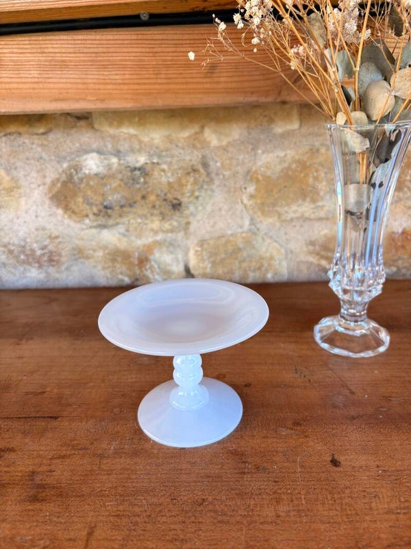 Petite coupe sur pied en verre opalin
