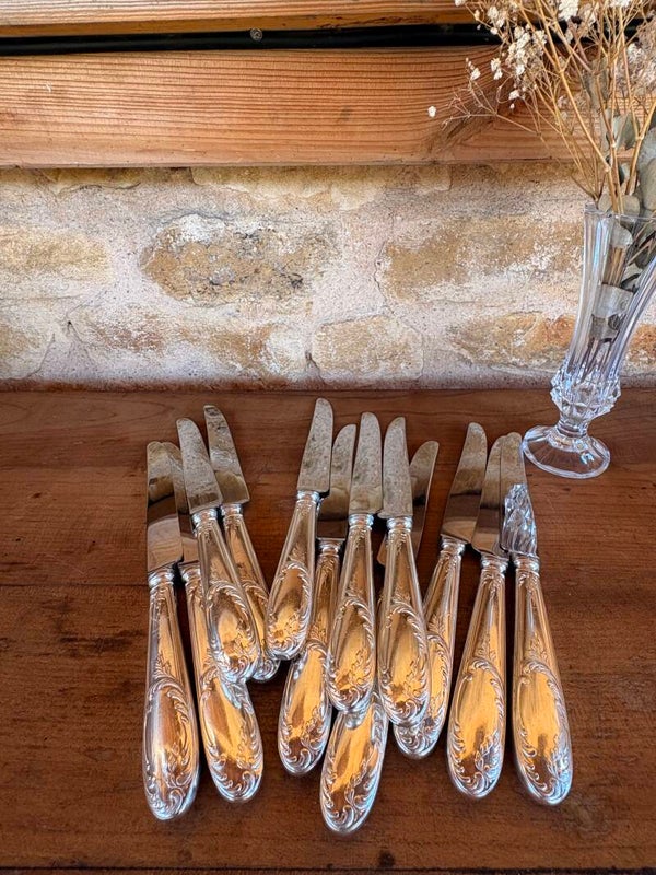 Lot de 12 couteaux anciens en métal argenté