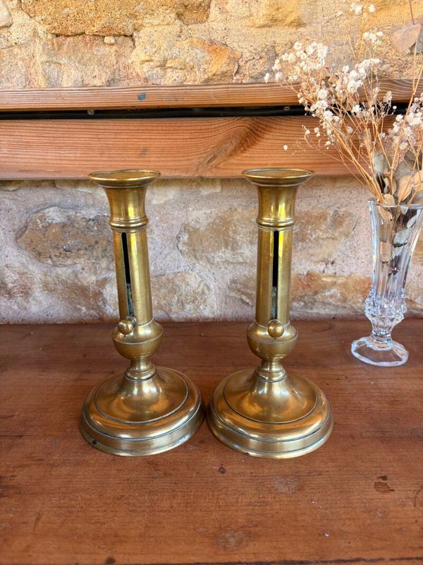 Paire de bougeoirs anciens en laiton