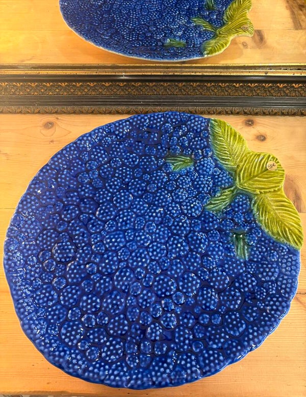 Grand plat en barbotine – Décor de mûres