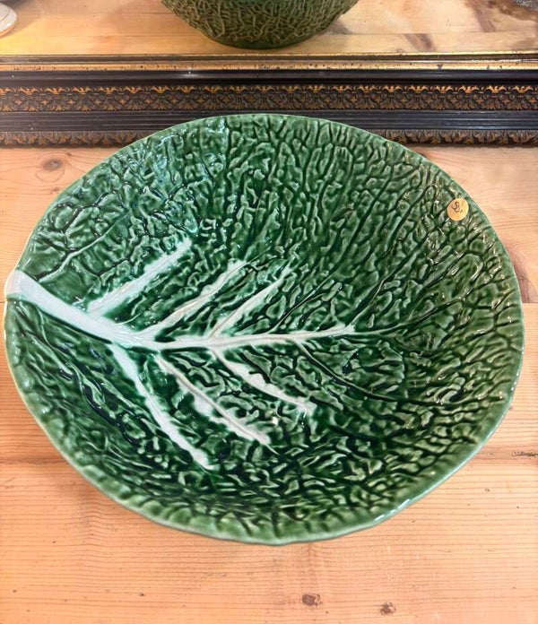 Grand saladier en barbotine verte – Décor feuille de chou