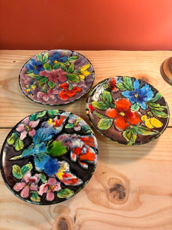 Lot de 3 assiettes en céramique de Vallauris à décor floral
