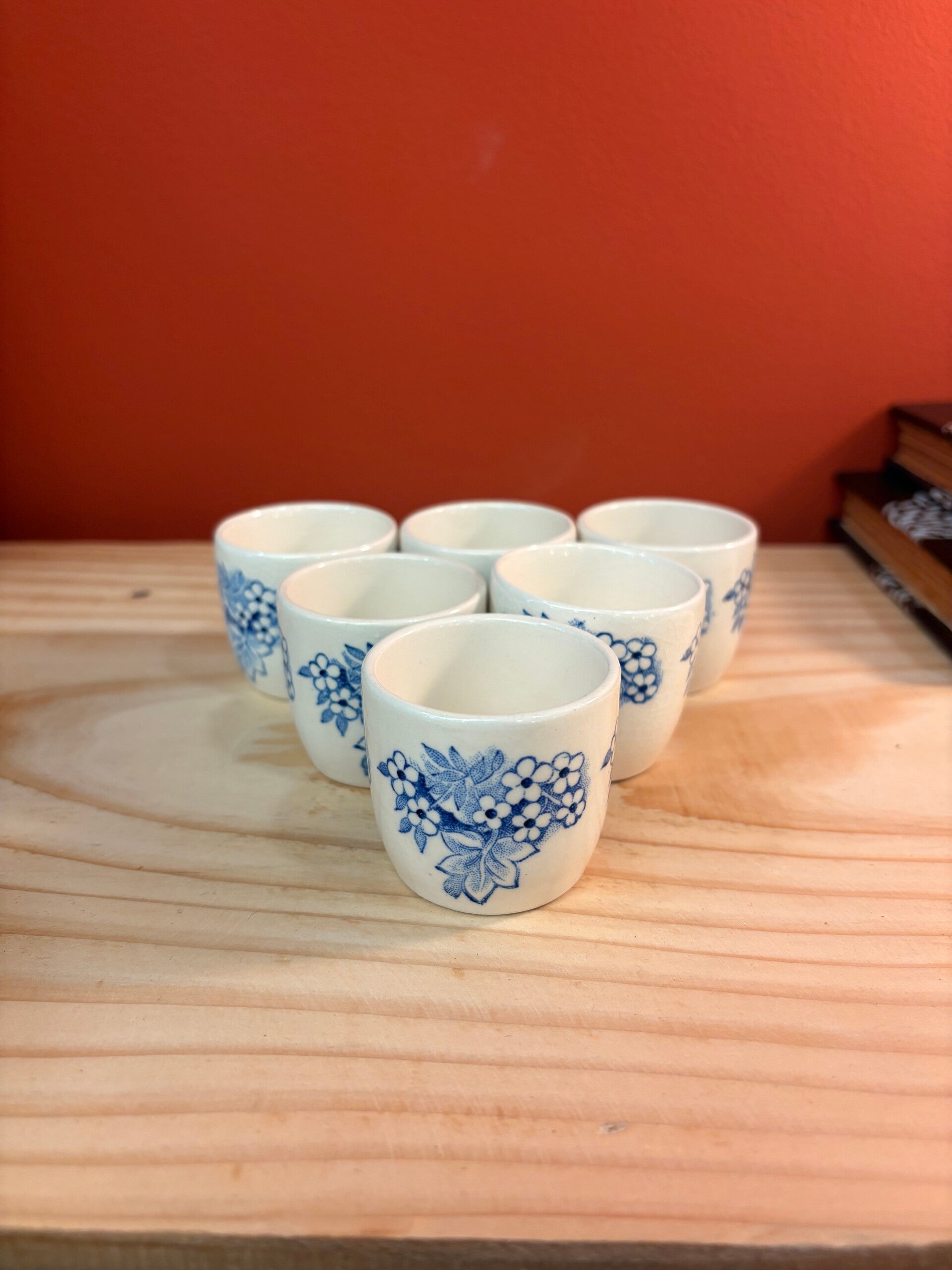 Lot de 6 petits coquetiers vintage à décor floral bleu