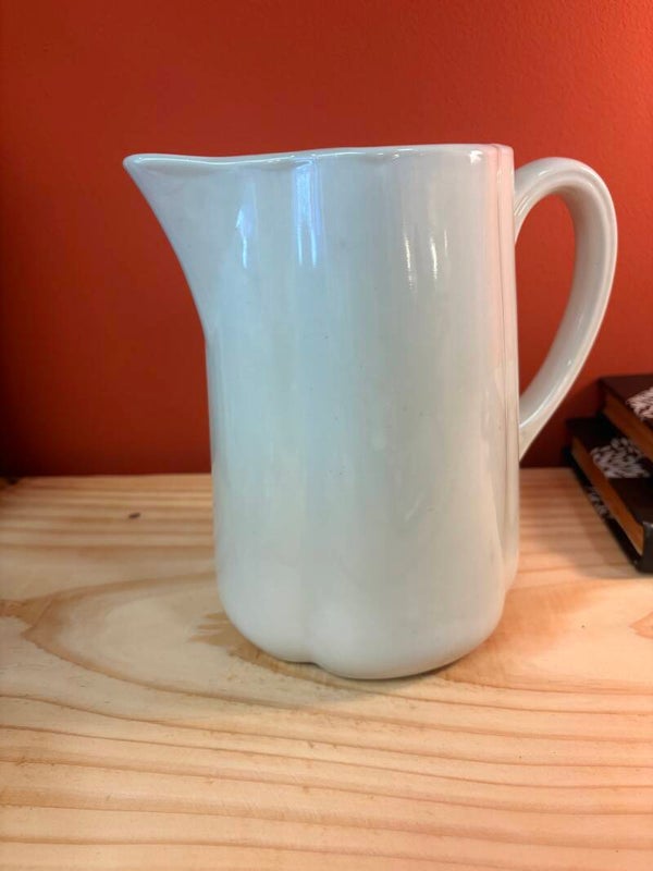 Pichet ancien en céramique blanche