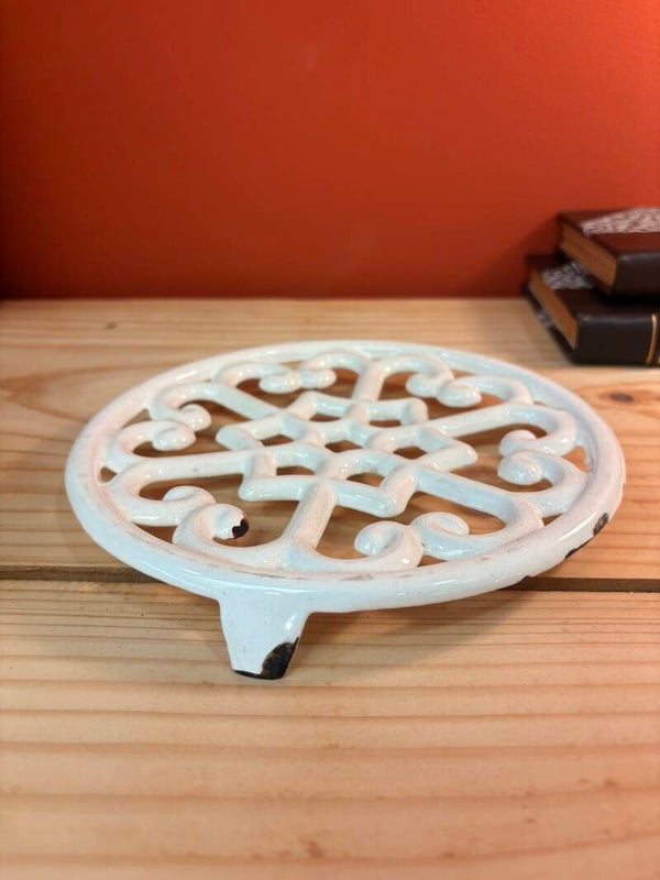 Dessous de plat ancien en fonte émaillée blanche