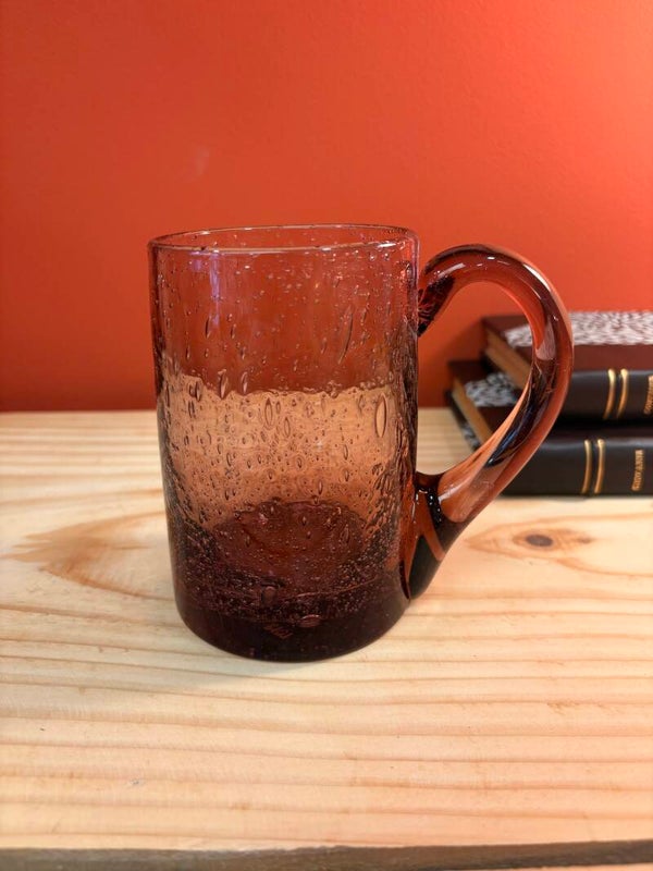Mug en verre bullé de Biot – Rose fumé